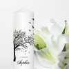 Auf dem Bild ist das Produkt: Trauerkerze Blumenkranz Baum Lebensbaum Vögel personalisiert mit Namen Datum Trauerspruch Kerze zum Preis von €5.9 abgebildet.