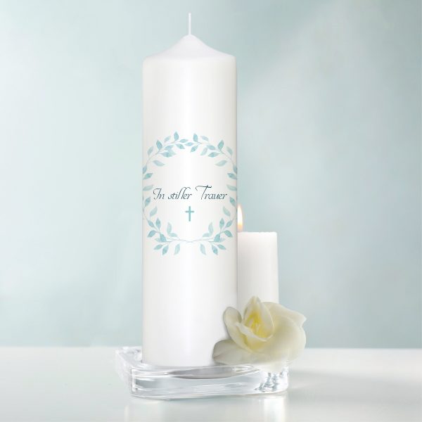 Auf dem Bild ist das Produkt: Trauerkerze Blumenkranz Blätterkranz mint hellblau Trauerspruch In stiller Trauer zum Preis von €5.9 abgebildet.