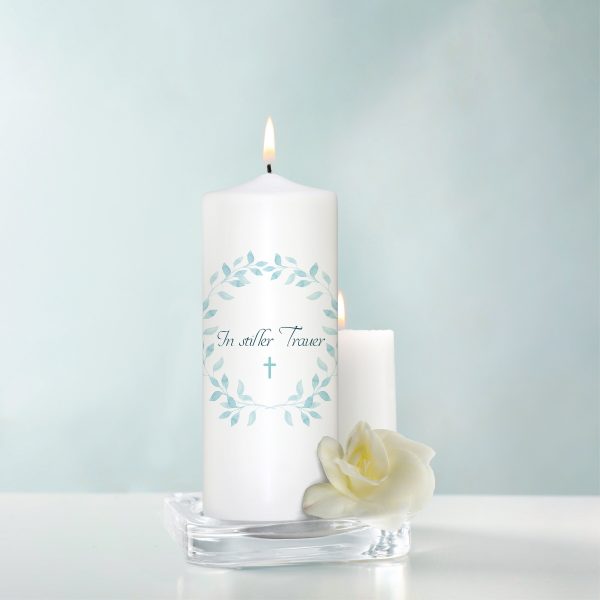 Auf dem Bild ist das Produkt: Trauerkerze Blumenkranz Blätterkranz mint hellblau Trauerspruch In stiller Trauer zum Preis von €5.9 abgebildet.