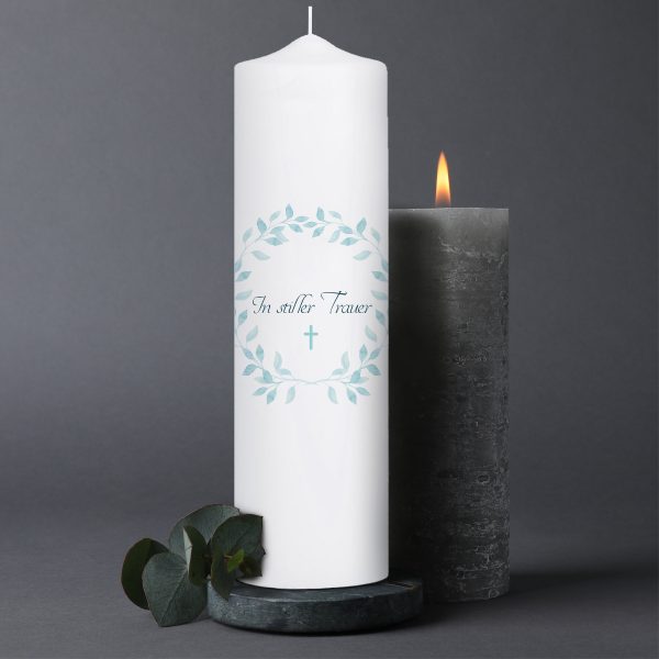 Auf dem Bild ist das Produkt: Trauerkerze Blumenkranz Blätterkranz mint hellblau Trauerspruch In stiller Trauer zum Preis von €5.9 abgebildet.