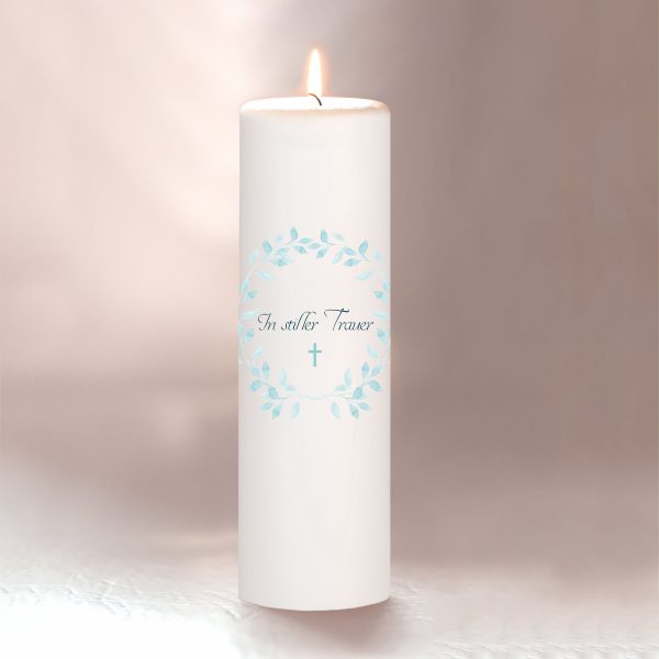 Auf dem Bild ist das Produkt: Trauerkerze Blumenkranz Blätterkranz mint hellblau Trauerspruch In stiller Trauer zum Preis von €5.9 abgebildet.