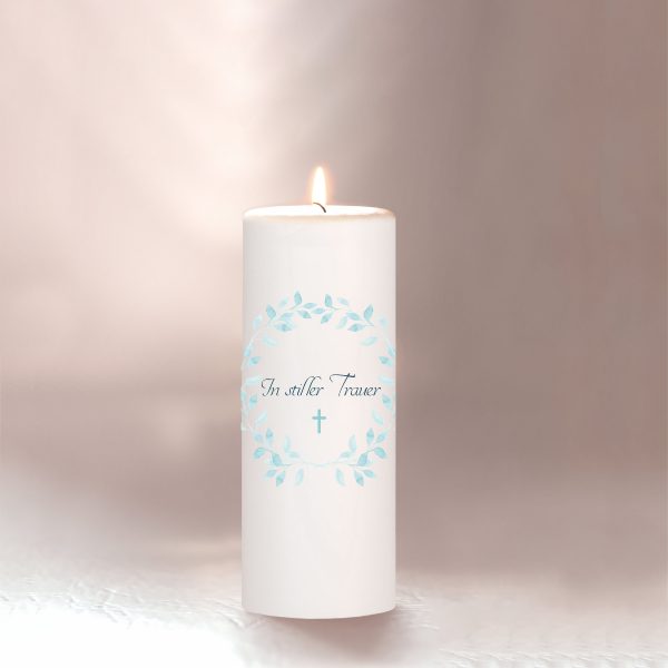 Auf dem Bild ist das Produkt: Trauerkerze Blumenkranz Blätterkranz mint hellblau Trauerspruch In stiller Trauer zum Preis von €5.9 abgebildet.