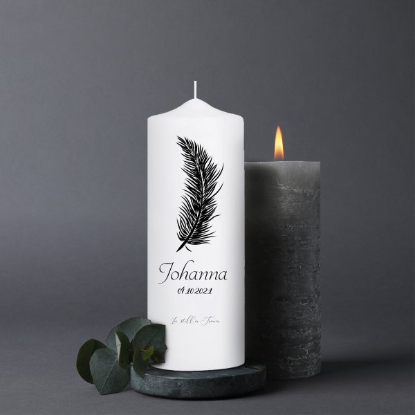 Auf dem Bild ist das Produkt: Trauerkerze Blumenkranz Feder schwarz personalisiert mit Namen Datum Trauerspruch zum Preis von €5.9 abgebildet.