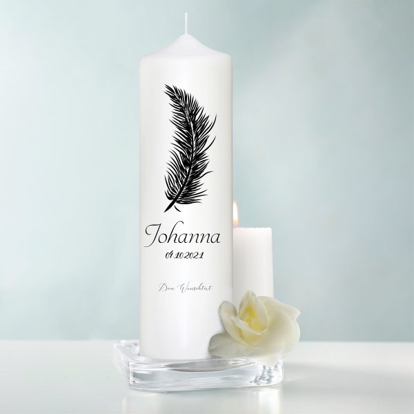 Auf dem Bild ist das Produkt: Trauerkerze Blumenkranz Feder schwarz personalisiert mit Namen Datum Trauerspruch zum Preis von €5.9 abgebildet.