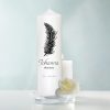 Auf dem Bild ist das Produkt: Trauerkerze Blumenkranz Feder schwarz personalisiert mit Namen Datum Trauerspruch zum Preis von €5.9 abgebildet.
