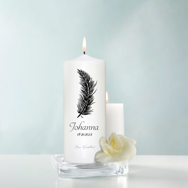 Auf dem Bild ist das Produkt: Trauerkerze Blumenkranz Feder schwarz personalisiert mit Namen Datum Trauerspruch zum Preis von €5.9 abgebildet.