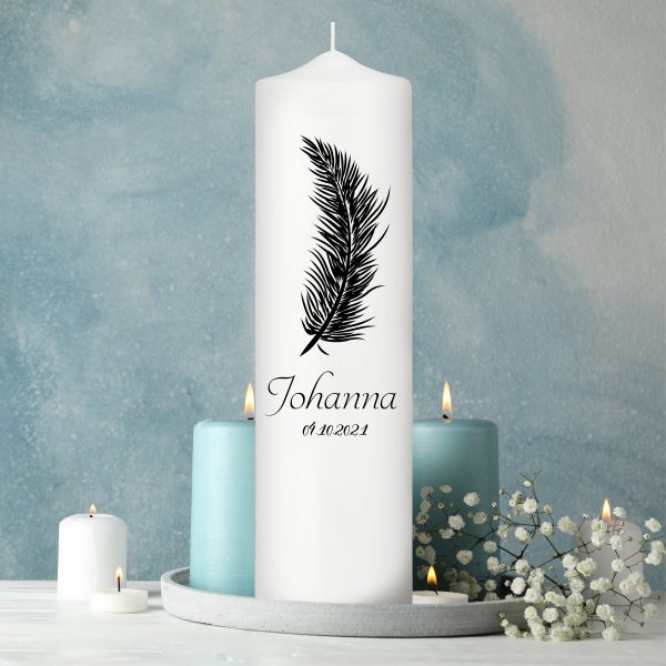 Auf dem Bild ist das Produkt: Trauerkerze Blumenkranz Feder schwarz personalisiert mit Namen Datum Trauerspruch zum Preis von €5.9 abgebildet.