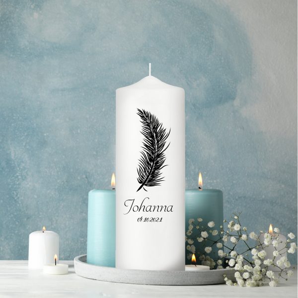 Auf dem Bild ist das Produkt: Trauerkerze Blumenkranz Feder schwarz personalisiert mit Namen Datum Trauerspruch zum Preis von €5.9 abgebildet.