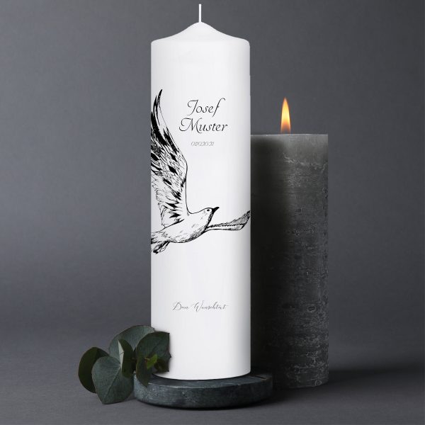 Auf dem Bild ist das Produkt: Trauerkerze Blumenkranz Möwe Vogel personalisiert mit Namen Datum Trauerspruch zum Preis von €5.9 abgebildet.