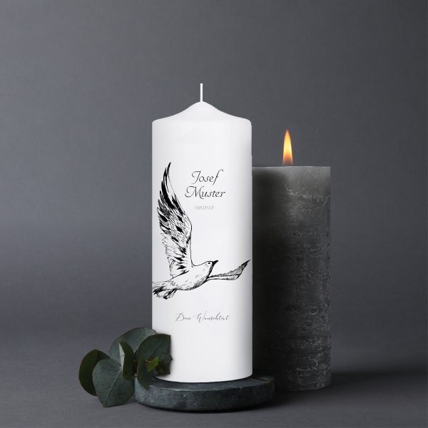 Auf dem Bild ist das Produkt: Trauerkerze Blumenkranz Möwe Vogel personalisiert mit Namen Datum Trauerspruch zum Preis von €5.9 abgebildet.