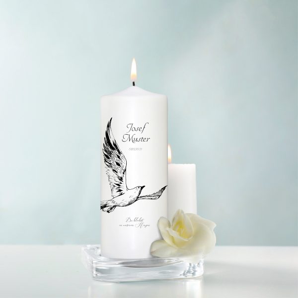 Auf dem Bild ist das Produkt: Trauerkerze Blumenkranz Möwe Vogel personalisiert mit Namen Datum Trauerspruch zum Preis von €5.9 abgebildet.