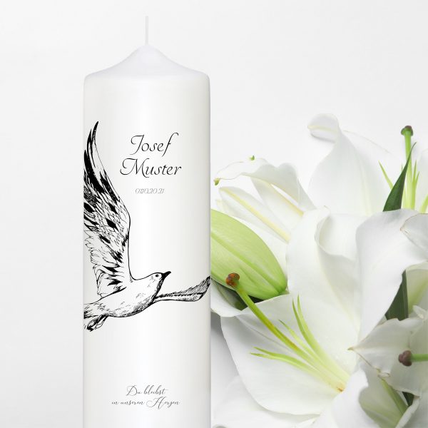 Auf dem Bild ist das Produkt: Trauerkerze Blumenkranz Möwe Vogel personalisiert mit Namen Datum Trauerspruch zum Preis von €5.9 abgebildet.