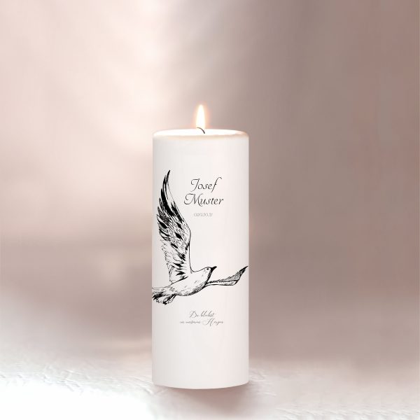 Auf dem Bild ist das Produkt: Trauerkerze Blumenkranz Möwe Vogel personalisiert mit Namen Datum Trauerspruch zum Preis von €5.9 abgebildet.