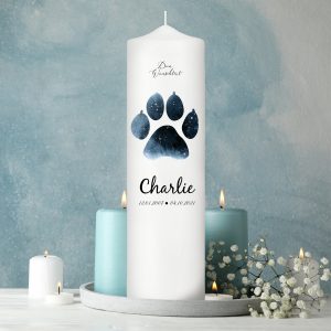 Auf dem Bild ist das Produkt: Trauerkerze für Tiere Hund Pfote personalisiert mit Namen und Datum Kerze Katze Trauer zum Preis von €5.90 abgebildet.