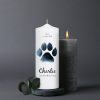 Auf dem Bild ist das Produkt: Trauerkerze für Tiere Hund Pfote personalisiert mit Namen und Datum Kerze Katze Trauer zum Preis von €5.90 abgebildet.