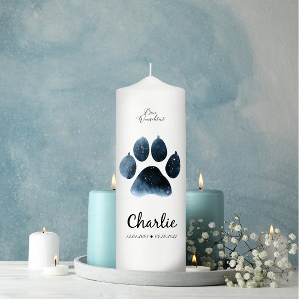 Auf dem Bild ist das Produkt: Trauerkerze für Tiere Hund Pfote personalisiert mit Namen und Datum Kerze Katze Trauer zum Preis von €5.90 abgebildet.