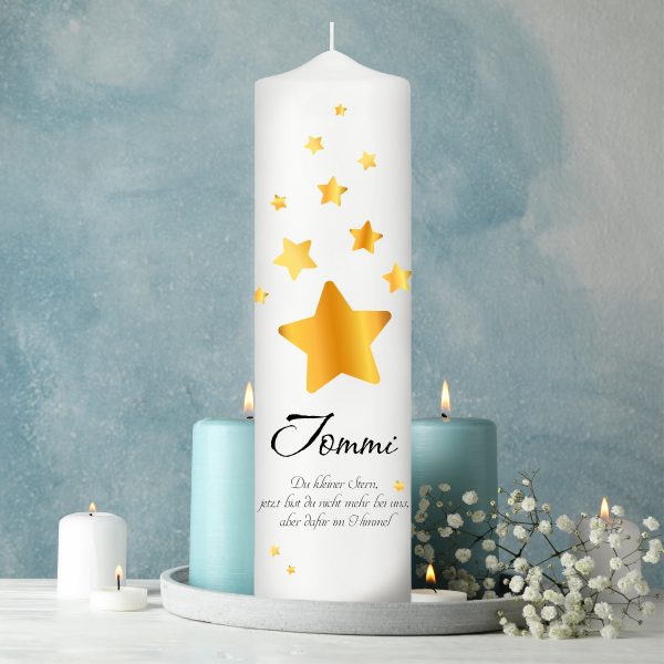 Auf dem Bild ist das Produkt: Trauerkerze goldene Sterne, personalisiert mit Namen und Trauerspruch zum Preis von €19.9 abgebildet.