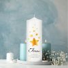 Auf dem Bild ist das Produkt: Trauerkerze goldene Sterne, personalisiert mit Namen und Trauerspruch zum Preis von €19.9 abgebildet.