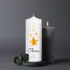 Auf dem Bild ist das Produkt: Trauerkerze goldene Sterne, personalisiert mit Namen und Trauerspruch zum Preis von €19.9 abgebildet.