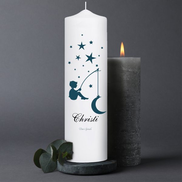 Auf dem Bild ist das Produkt: Trauerkerze Junge mit Halbmond an der Angel personalisiert mit Namen und Datum zum Preis von €5.9 abgebildet.