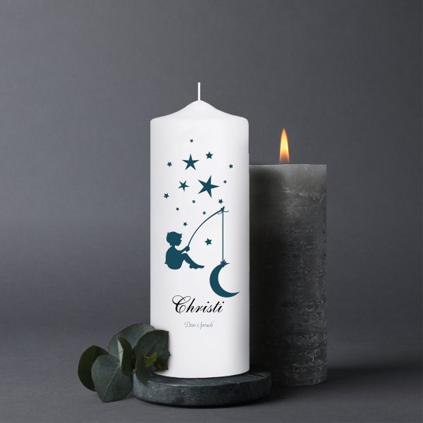 Auf dem Bild ist das Produkt: Trauerkerze Junge mit Halbmond an der Angel personalisiert mit Namen und Datum zum Preis von €5.9 abgebildet.