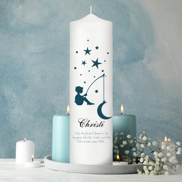 Auf dem Bild ist das Produkt: Trauerkerze Junge mit Halbmond an der Angel personalisiert mit Namen und Datum zum Preis von €5.9 abgebildet.