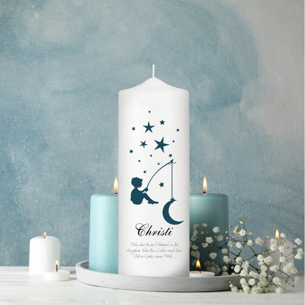 Auf dem Bild ist das Produkt: Trauerkerze Junge mit Halbmond an der Angel personalisiert mit Namen und Datum zum Preis von €5.9 abgebildet.