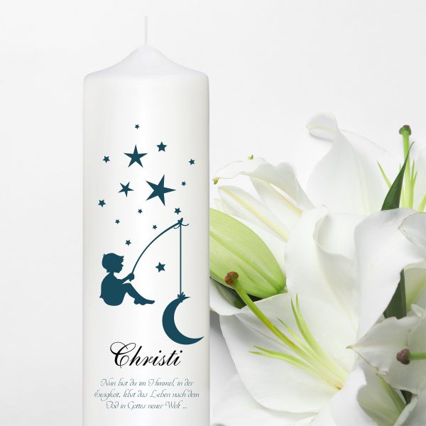 Auf dem Bild ist das Produkt: Trauerkerze Junge mit Halbmond an der Angel personalisiert mit Namen und Datum zum Preis von €5.9 abgebildet.