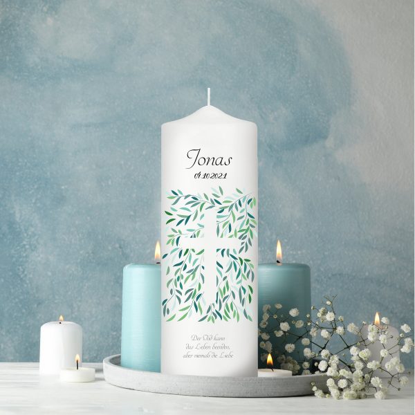 Auf dem Bild ist das Produkt: Trauerkerze Kreuz aus Blättern, personalisiert mit Namen und Datum, Trauerspruch zum Preis von €5.9 abgebildet.