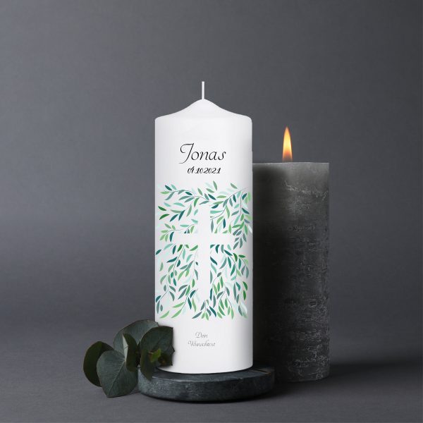 Auf dem Bild ist das Produkt: Trauerkerze Kreuz aus Blättern, personalisiert mit Namen und Datum, Trauerspruch zum Preis von €5.9 abgebildet.