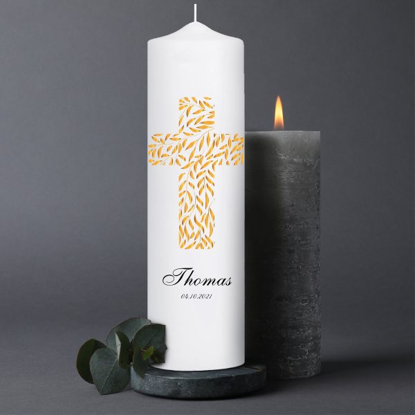 Auf dem Bild ist das Produkt: Trauerkerze Kreuz aus goldenen Blättern, personalisiert mit Namen und Datum zum Preis von €5.9 abgebildet.