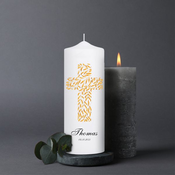 Auf dem Bild ist das Produkt: Trauerkerze Kreuz aus goldenen Blättern, personalisiert mit Namen und Datum zum Preis von €5.9 abgebildet.