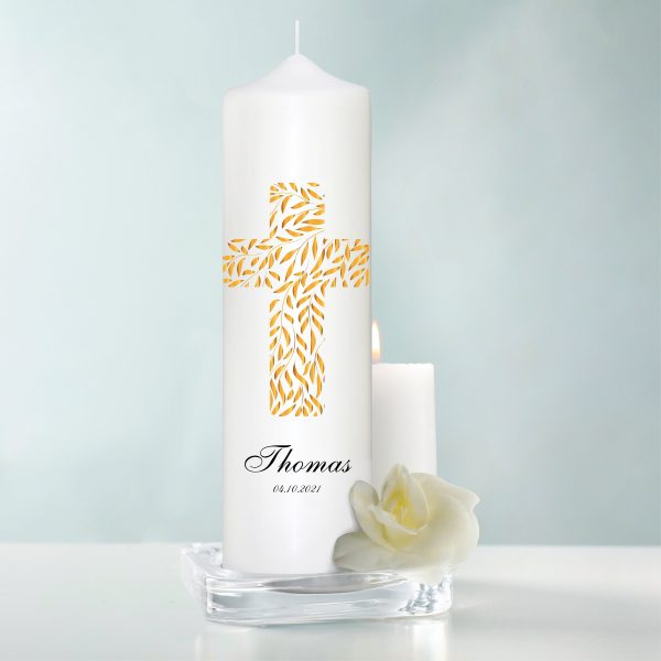 Auf dem Bild ist das Produkt: Trauerkerze Kreuz aus goldenen Blättern, personalisiert mit Namen und Datum zum Preis von €5.9 abgebildet.