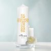 Auf dem Bild ist das Produkt: Trauerkerze Kreuz aus goldenen Blättern, personalisiert mit Namen und Datum zum Preis von €5.9 abgebildet.