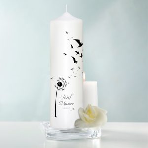 Auf dem Bild ist das Produkt: Trauerkerze Pusteblume und Vögel, personalisiert mit Namen und Datum zum Preis von €5.9 abgebildet.