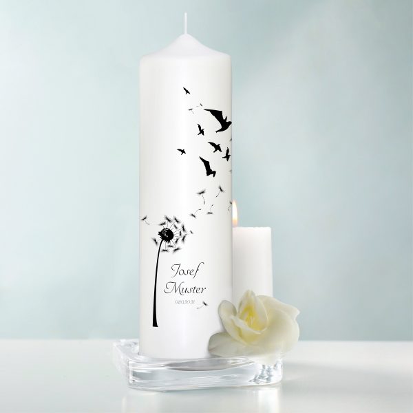 Auf dem Bild ist das Produkt: Trauerkerze Pusteblume und Vögel, personalisiert mit Namen und Datum zum Preis von €5.9 abgebildet.