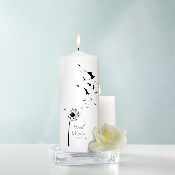 Auf dem Bild ist das Produkt: Trauerkerze Pusteblume und Vögel, personalisiert mit Namen und Datum zum Preis von €5.9 abgebildet.