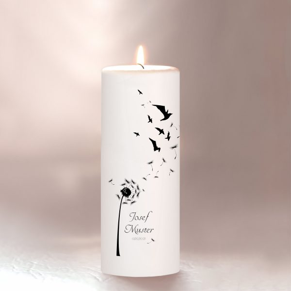 Auf dem Bild ist das Produkt: Trauerkerze Pusteblume und Vögel, personalisiert mit Namen und Datum zum Preis von €5.9 abgebildet.