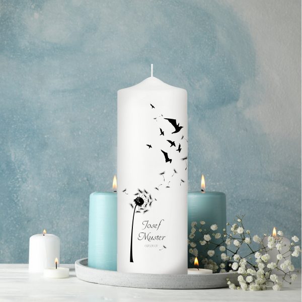 Auf dem Bild ist das Produkt: Trauerkerze Pusteblume und Vögel, personalisiert mit Namen und Datum zum Preis von €5.9 abgebildet.