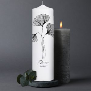 Auf dem Bild ist das Produkt: Trauerkerze schwarze filigrane Blume, personalisiert mit Namen und Datum zum Preis von €5.9 abgebildet.