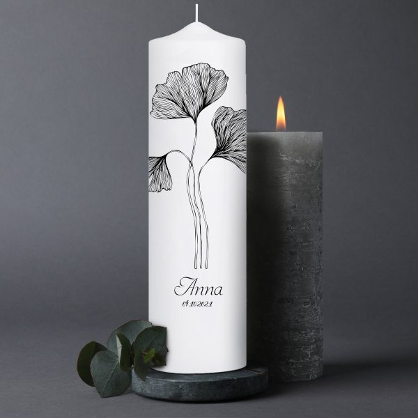 Auf dem Bild ist das Produkt: Trauerkerze schwarze filigrane Blume, personalisiert mit Namen und Datum zum Preis von €5.9 abgebildet.