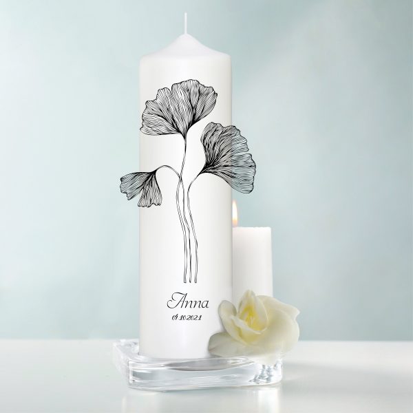 Auf dem Bild ist das Produkt: Trauerkerze schwarze filigrane Blume, personalisiert mit Namen und Datum zum Preis von €5.9 abgebildet.