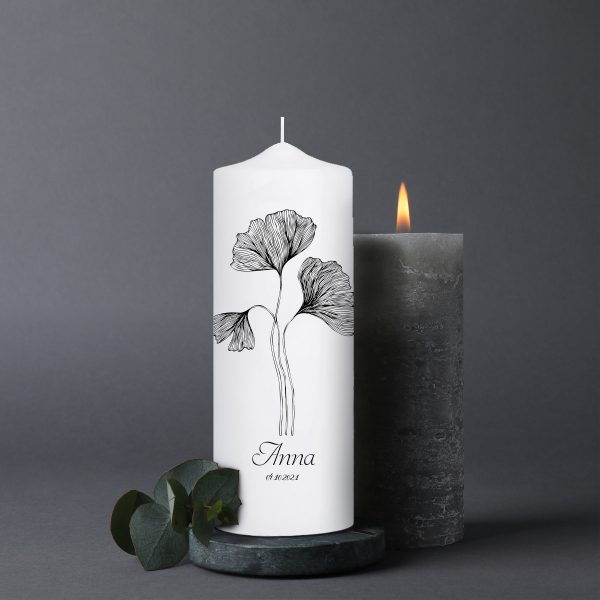 Auf dem Bild ist das Produkt: Trauerkerze schwarze filigrane Blume, personalisiert mit Namen und Datum zum Preis von €5.9 abgebildet.