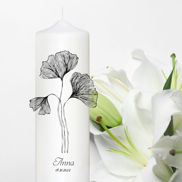 Auf dem Bild ist das Produkt: Trauerkerze schwarze filigrane Blume, personalisiert mit Namen und Datum zum Preis von €5.9 abgebildet.