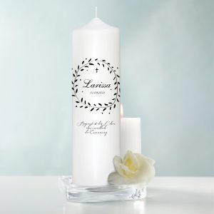 Auf dem Bild ist das Produkt: Trauerkerze schwarzer Blätterkranz, personalisiert mit Namen und Datum, Trauerspruch zum Preis von €5.9 abgebildet.