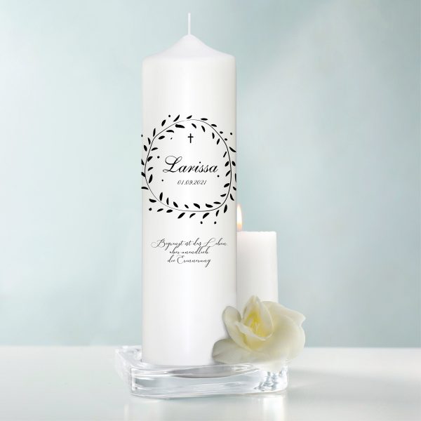 Auf dem Bild ist das Produkt: Trauerkerze schwarzer Blätterkranz, personalisiert mit Namen und Datum, Trauerspruch zum Preis von €5.9 abgebildet.