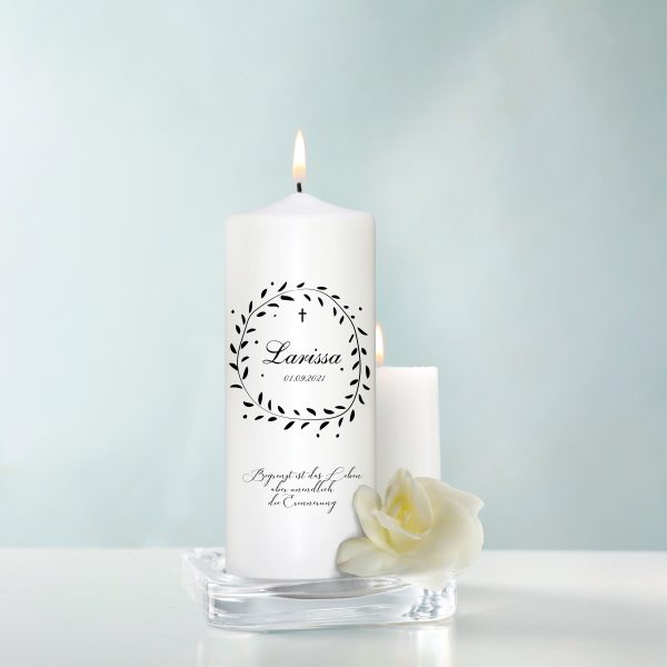 Auf dem Bild ist das Produkt: Trauerkerze schwarzer Blätterkranz, personalisiert mit Namen und Datum, Trauerspruch zum Preis von €5.9 abgebildet.