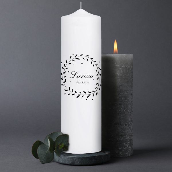 Auf dem Bild ist das Produkt: Trauerkerze schwarzer Blätterkranz, personalisiert mit Namen und Datum, Trauerspruch zum Preis von €5.9 abgebildet.