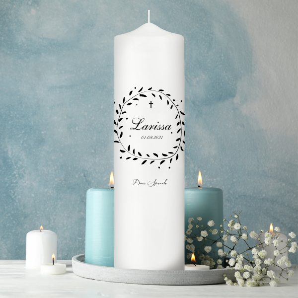 Auf dem Bild ist das Produkt: Trauerkerze schwarzer Blätterkranz, personalisiert mit Namen und Datum, Trauerspruch zum Preis von €5.9 abgebildet.