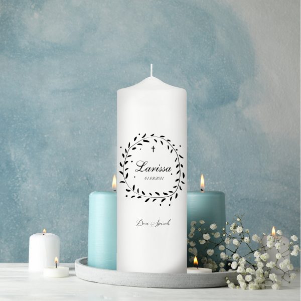 Auf dem Bild ist das Produkt: Trauerkerze schwarzer Blätterkranz, personalisiert mit Namen und Datum, Trauerspruch zum Preis von €5.9 abgebildet.